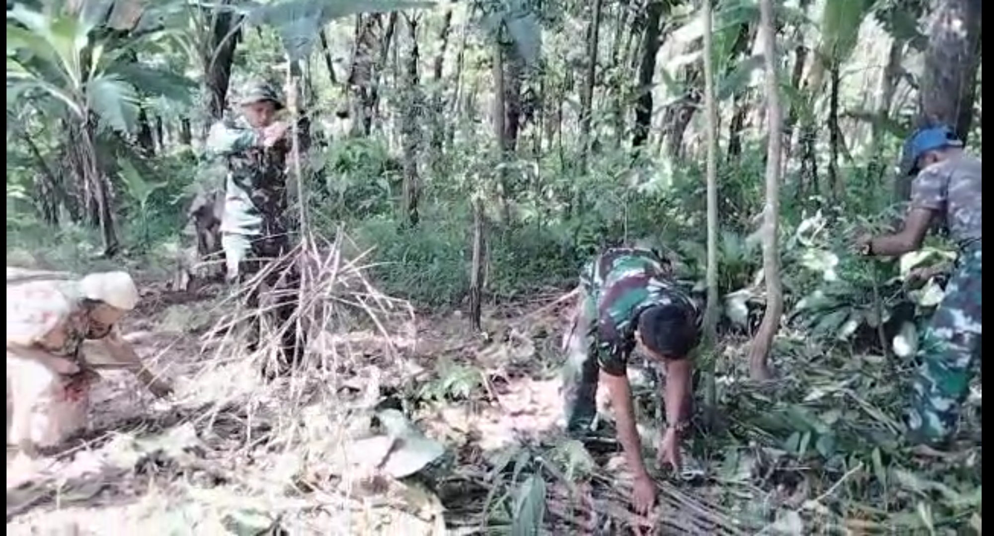 Anggota Satgas TMMD dari Yonif 312 Rela Bantu Cari Kayu Bakar