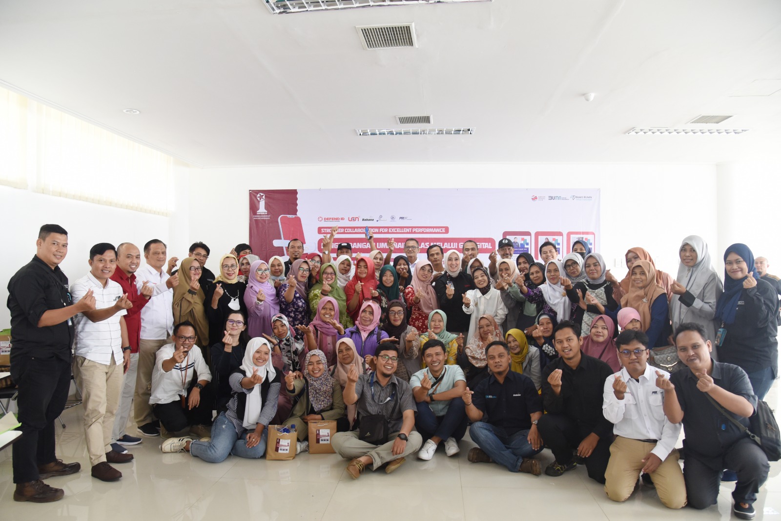 PELATIHAN peserta pelatihan digitalisasi UMK yang diselenggarakan Holding Industri Pertahanan Indonesia, Defend Id berfoto bersama di Len Techno Park Subang, Rabu (1/3/2023).