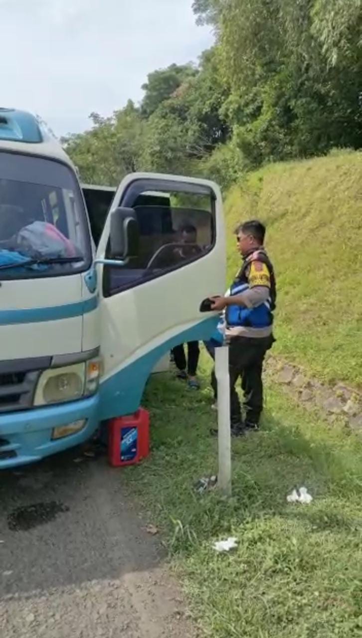 Anggota Polisi Subang Bantu Minibus Mogok di Astra Tol Cipali