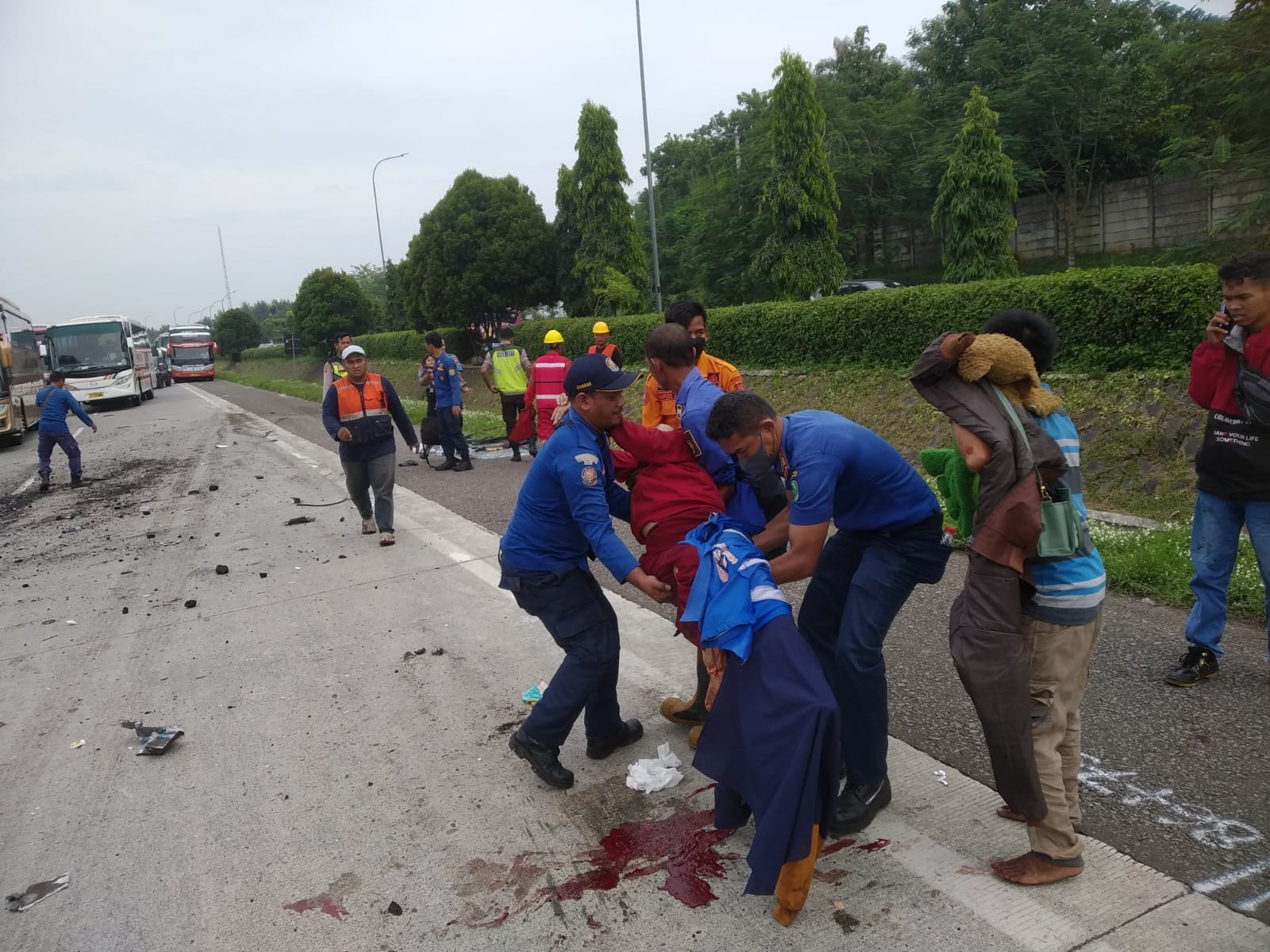 Bus Tabrak Belakang Truk, 6 Luka di Astra Tol Cipali Subang