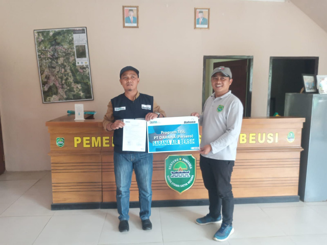 Dahana Berikan Bantuan Fasilitas Air Bersih untuk Desa Cibeusi Subang