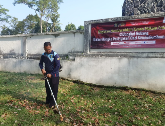 Sambut Hari Kemenkumham, Lapas dan Bapas Subang Bersihkan TMP Cidongkol