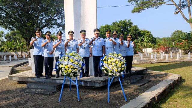 Jelang Hari Kemenkumham RI Ke-78 Tahun 2023.  Lapas Kelas IIA Subang Ziarah &Tabur Bunga di TMP Cidongkol