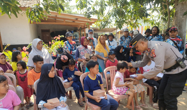 Kapolsek Beri Santunan kepada Anak Yatim Piatu di Desa Karangmulya, Legonkulon