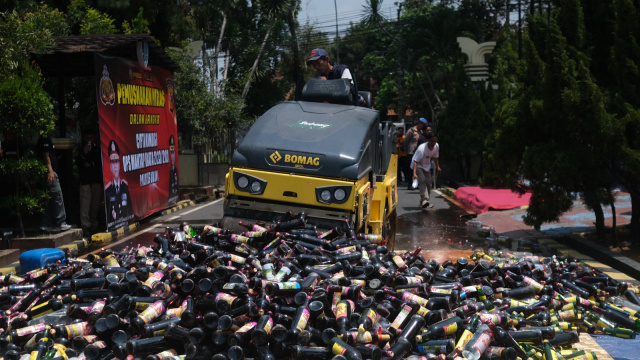 Cipta Kondisi Pemilu Damai                       Polres Subang Musnahkan 9.219 Botol  Miras
