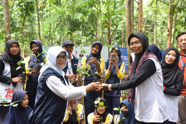200 Pelajar SMPN 4 Subang Bertandang ke Edu Wisata Urban Agro dan Nursery Edu Park PT Dahana