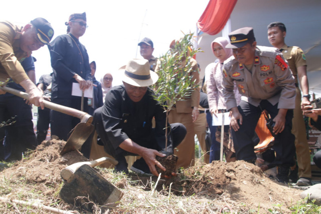 Bupati Subang Tanam Pohon saat Festival 7 Sungai, di Desa Cibuluh, Tanjungsiang