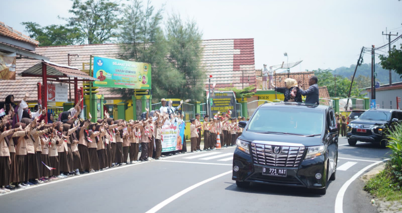 Sepanjang Jalan Kang Jimat Disambut Warga.                                                 Imran: Saya akan melakukan yang terbaik