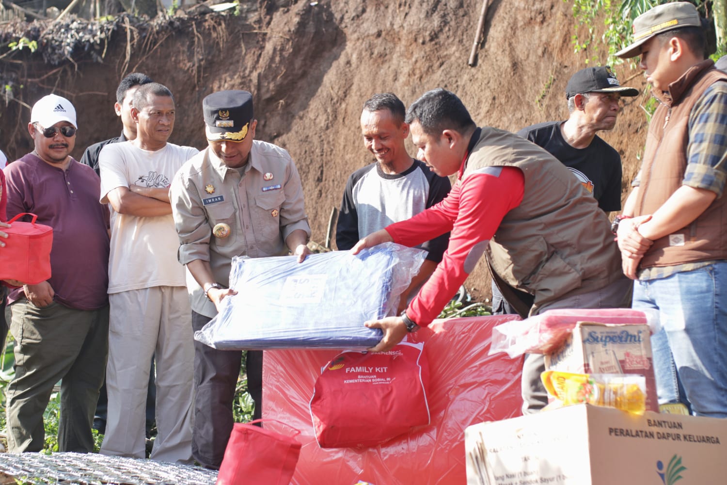 Tebing Longsor di Tanjungsiang,Pj Bupati Subang Serahkan Bantuan