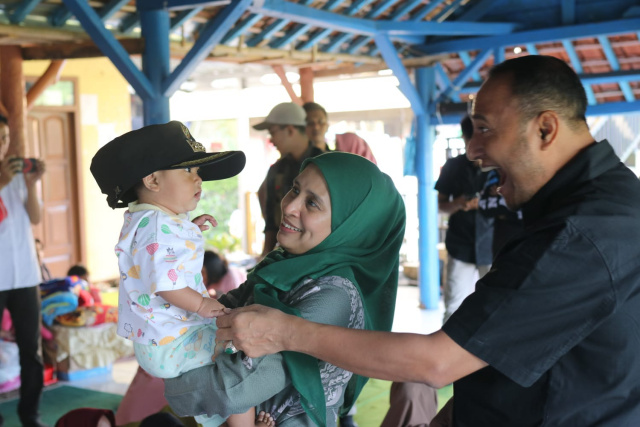 Di Hari Ketiga Pasca Longsor Cipondok.             Pj Bupati Kunjungi Pengungsi & Pastikan Logistik Aman