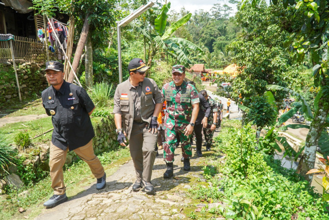 Komandan Korem 063/Sunan Gunung Jati dan Dandim 0605/Subang damping Kepala BNPB tinjau lokasi pasca longsor di Desa Pasanggrahan