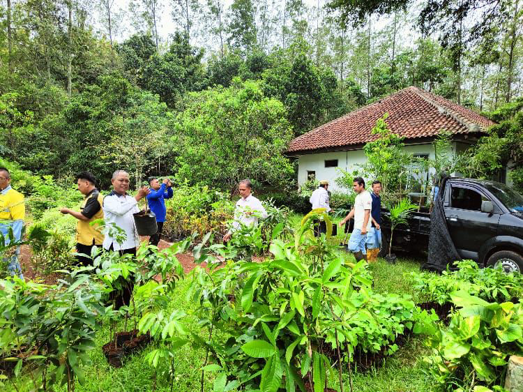Dahana Berpartisipasi dalam Aksi Penanaman Ribuan Pohon di Sumedang