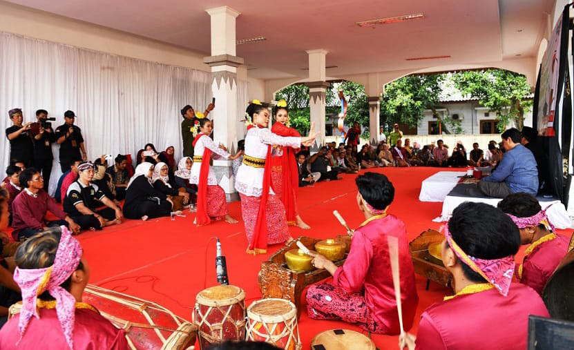 Bupati Indramayu Apresiasi Dua Seniman Muda Berprestasi