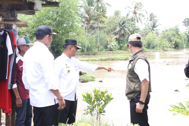 Pj. Bupati Subang Tinjau Lokasi Longsor di Kp. Balenyengked,Tanjungwangi