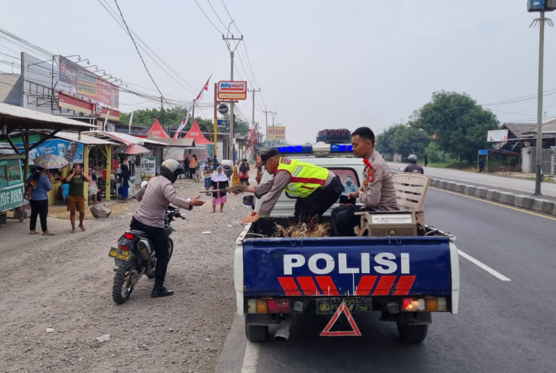 Dinilai membahayakan,Kapolsek Pusakanagara tertibkan Penyapu uang coin di Jembatan Sewoharjo
