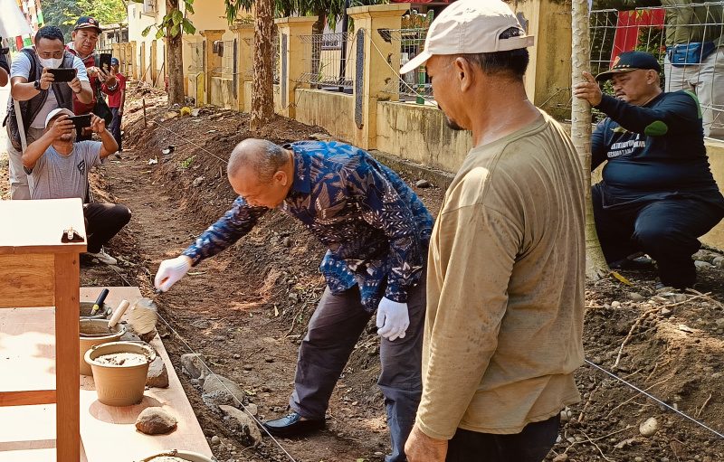 Tokoh Masyarakat Pasang PJU 221 Tiang di Jalur Cibogo-Sidajaya
