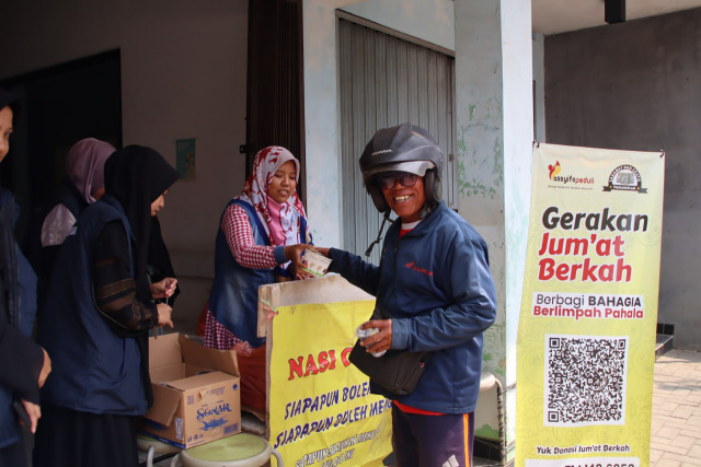 Komitmen…Bagikan 316 Paket Makanan dari&nbsp; Sahabat Nasi Gratis Pamanukan bersama Assyifa Peduli