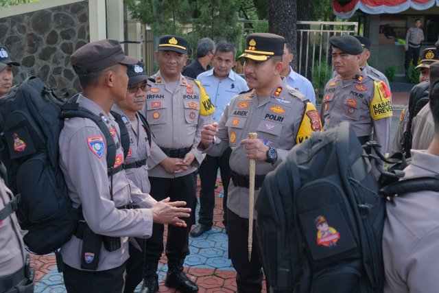 Anggota Polres Subang Amankan TPS Pilkada Serentak