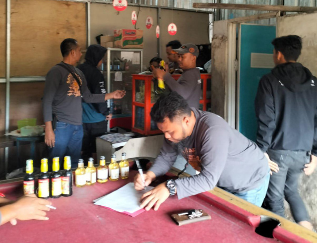 Gelar Operasi Cipta Kondisi Jelang Tahun Baru, Amankan Ratusan Botol Miras dan Puluhan&nbsp; Liter Tuak