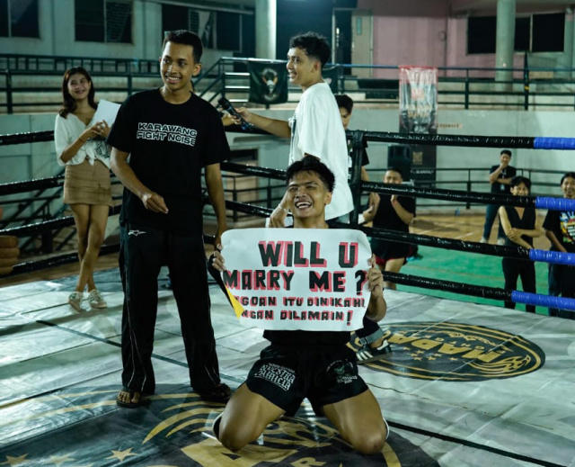 Anggota Polsek Patokbeusi Raih Juara Tinju dan Lamar Kekasih di Atas Ring