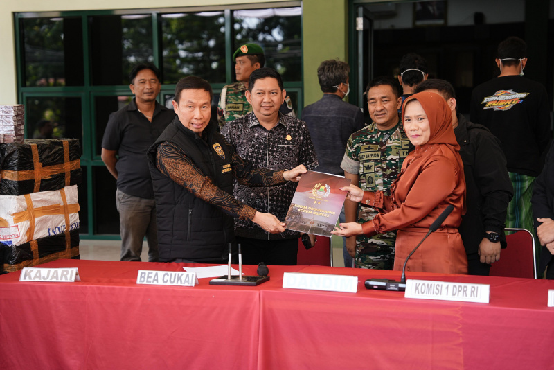 Komisi I DPR-RI Berikan Apresiasi. Kodim 0605/Subang Serahkan Rokok Ilegal Senilai Miliaran Rupiah ke Bea Cukai