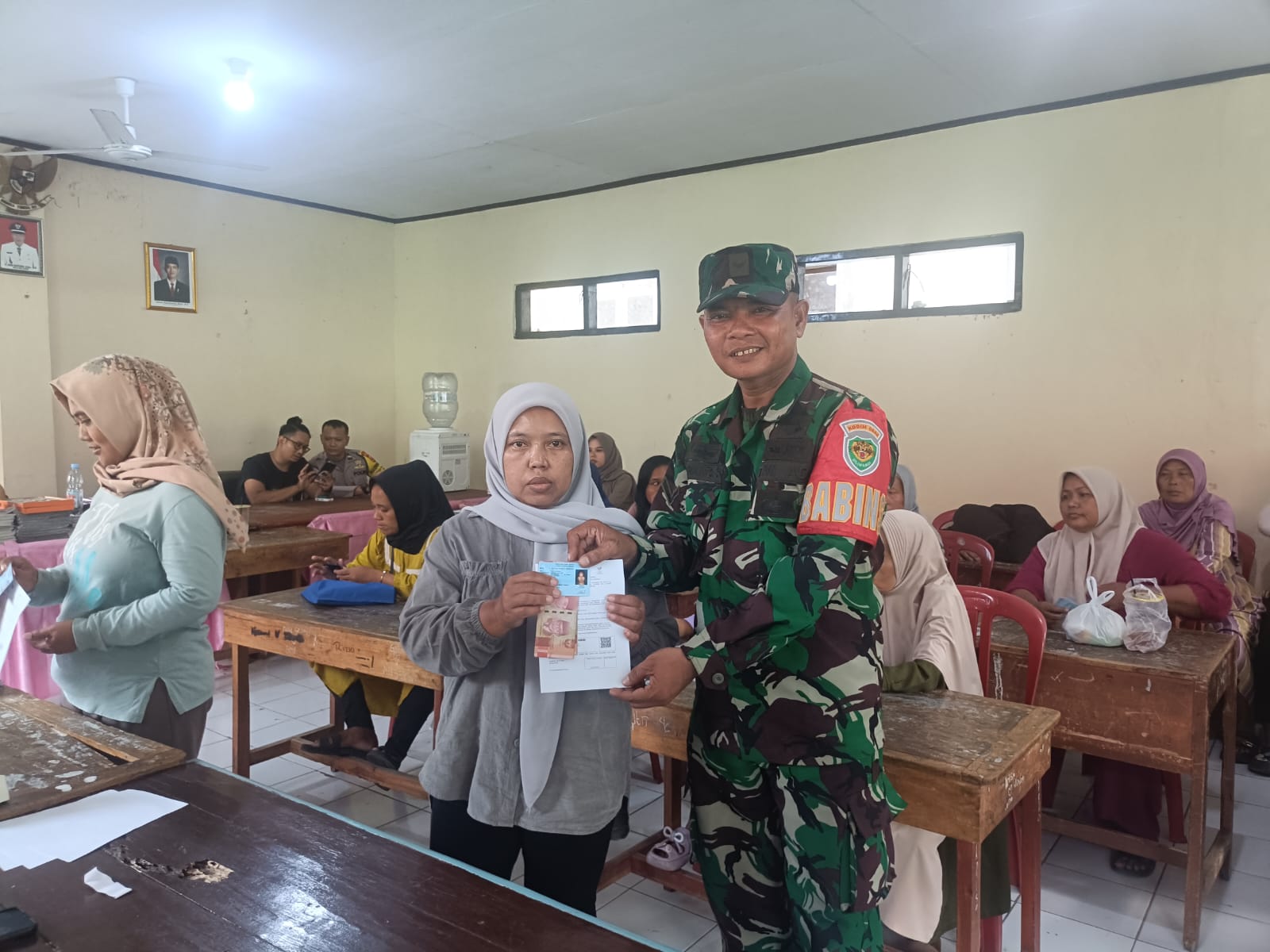Babinsa Koramil 0512/Cijambe Selalu Dampingi Penyaluran BLT di Desa Cijambe, Pastikan Tepat Sasaran