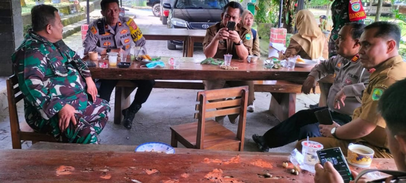 Konsisten Wujudkan Keamanan Lingkungan Kondusif wilayah Ciater, TNI-Polri dan Forkopimcam Duduk Bareng Ngopi