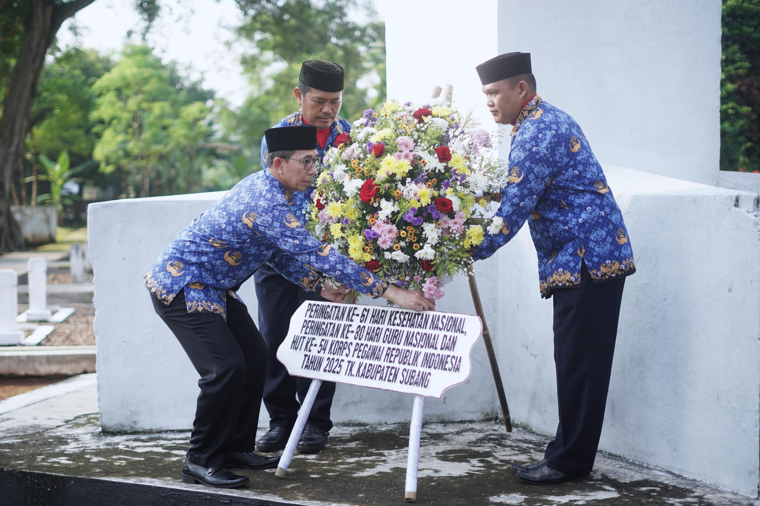 Dipimpin Sekda Subang, Ziarah dan Tabur Bunga Sambut&nbsp; HKN, HGN dan HUT KORPRI 2025 di TMP Cidongkol