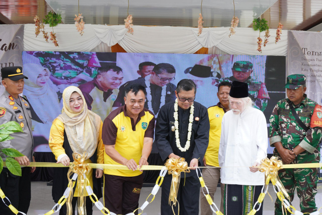 Resmikan Alun-alun Comprenh, Wakil Bupati : Jaga Kebersihan dan Kenyamanan,Demi Mewujudkan Ekosistem Perekonomian Masyarakat