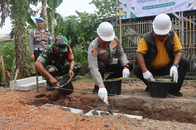 Polres Subang Bangunkan Rumah Warga Terdampak Bencana