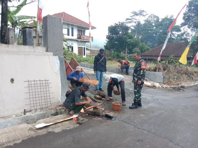 Kepedulian Anggota Babinsa Koramil 0504/Sagalaherang, Bareng Warga Perbaiki Gorong-gorong Jalan Desa Cipancar