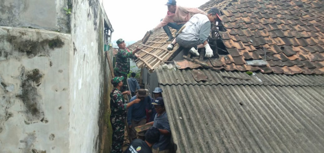 Koramil 0513/Jalancagak Gelar Karya Bakti Pembangunan Rutilahu di Desa Tambakan