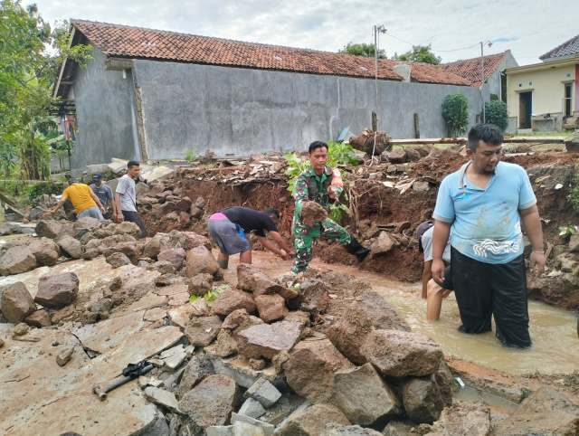 Babinsa Koramil 0501/Subang Perkuat Kemanunggalan TNI-Rakyat Bersama Warga Bangun Saluran Air di Desa Cibogo