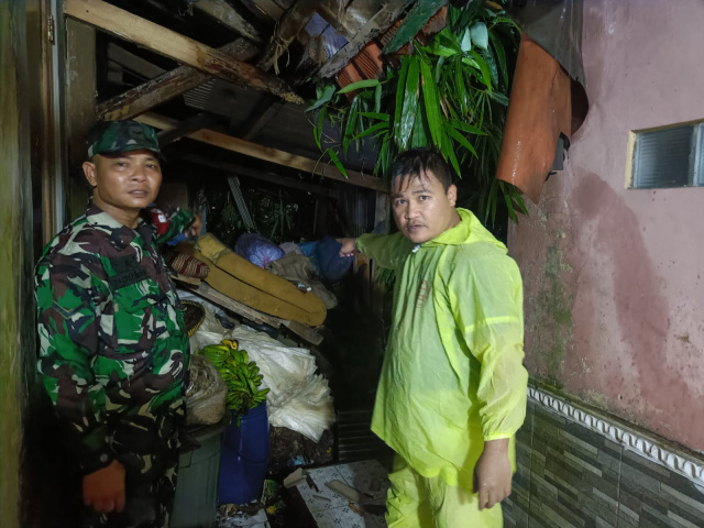 Longsor Timpa Dapur Warga, Babinsa Koramil 0512/Cijambe Sigap Ikut Evakuasi Material Longsoran