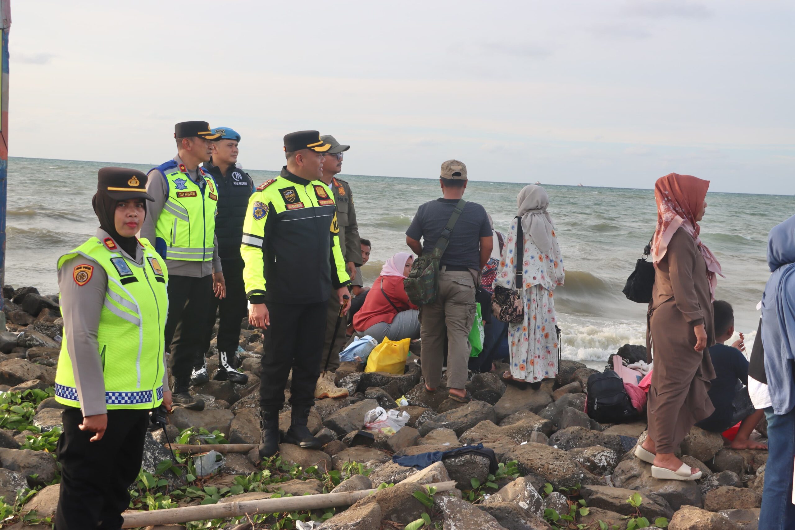 Kapolres Subang dan Wakilnya Tinjau Jalur Wisata Pantai Pondok Bali Pastikan Keamanan Kondusif di Libur Idul Fitri