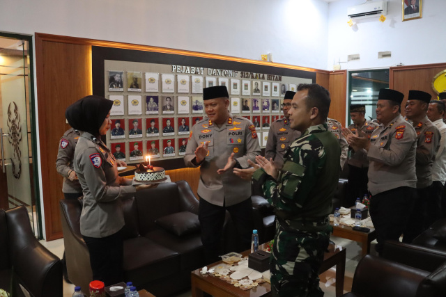 Danyon 312/Kala Hitam Dapat Kejutan Ulang Tahun dari Kapolres Subang, Sekaligus Buka Bersama
