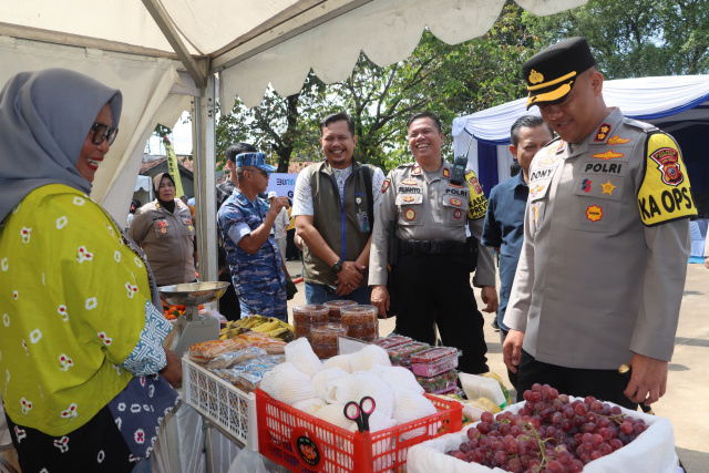 Kapolres Turun Langsung Ringankan Beban Masyarakat. Gerakan Pangan Murah di Pagadenl