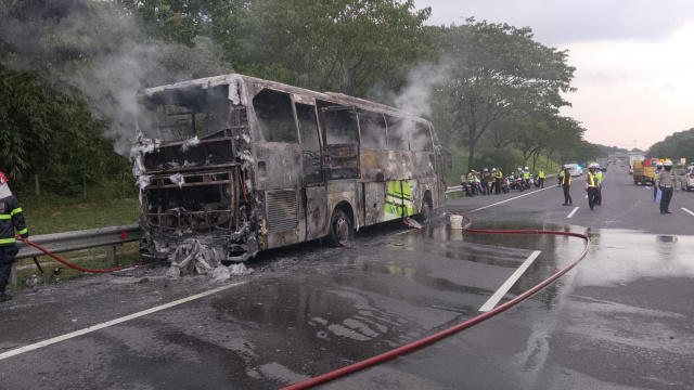 Bus Pariwisata Selo Katon Terbakar di Astra Tol Cipali