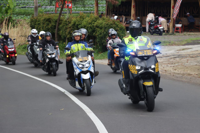 Gunakan  Sepeda Motor. Kapolres Subang Pimpin Patroli Jalur Wisata di Libur Idul Fitri 1447 H